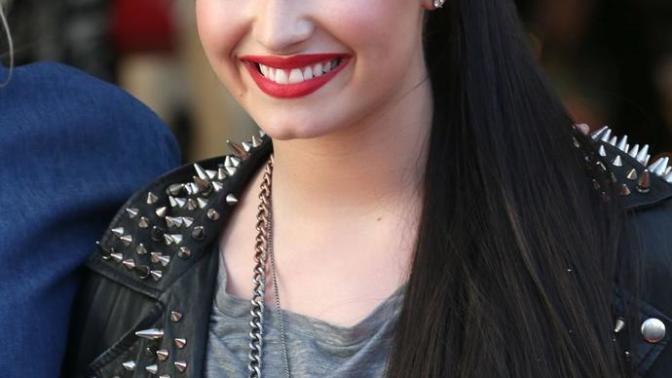 Erkekler, Demi Lovato mu , Selena Gomez mi güzel?