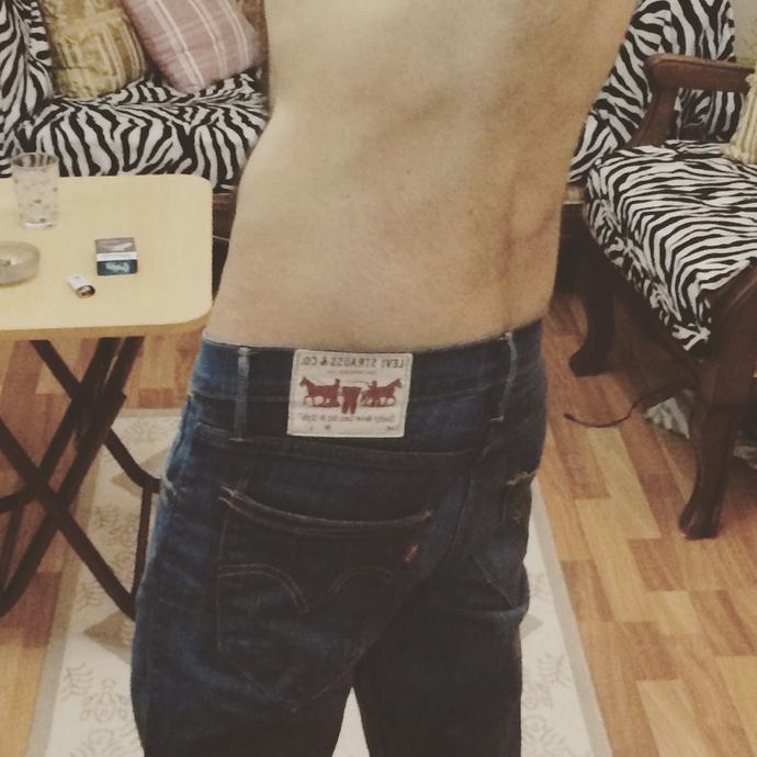 Kızlar, Levi's giyen erkek mi ? Mavi jeans giyen erkek mi ? Farketmez mi ?