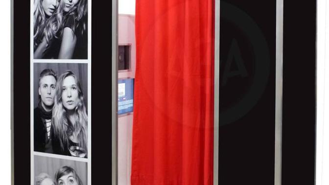 Sokaklarda Photobooth (Fotoğraf çekme kabini) olsa sevgilinizle fotoğraf çekinir miydiniz?