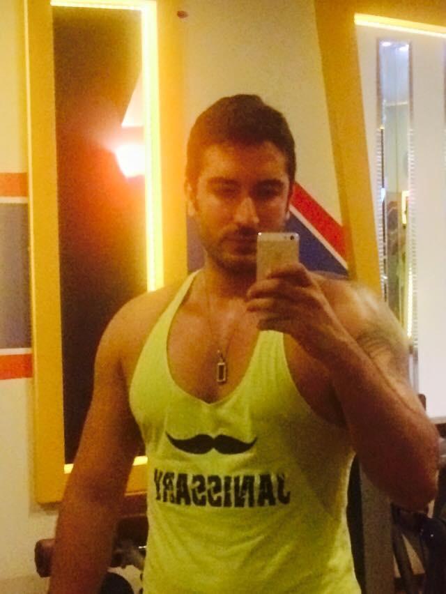 Kızlar, Sosyal medyada yakısıklı dın HOCASI ABD polısı çıktı benden de bı mekanın bodyguardı gelsın?