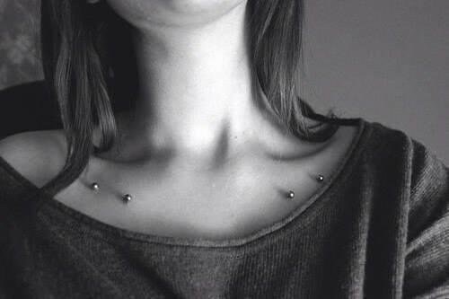 Köprücük kemiğine piercing?