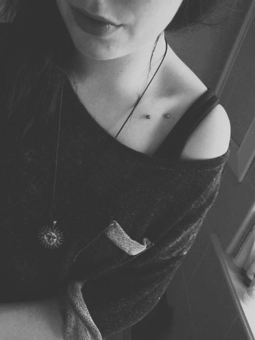 Köprücük kemiğine piercing?