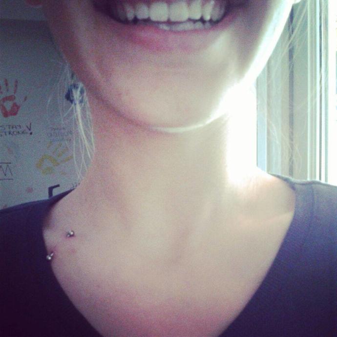 Köprücük kemiğine piercing?
