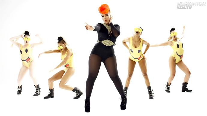 Eva Simons'un bacakları nasıl sizce?