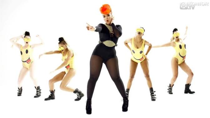 Eva Simons'un bacakları nasıl sizce?