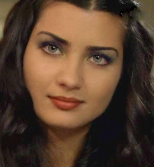 Adriana Lima mı? Tuba Büyüküstün mü?