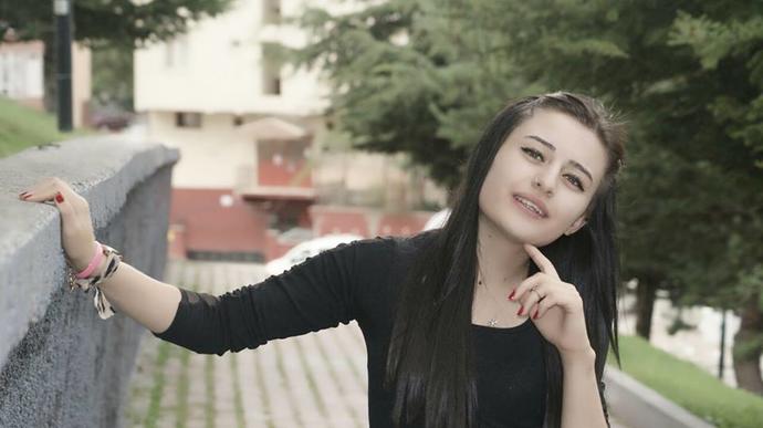 Bu kız güzel mi?