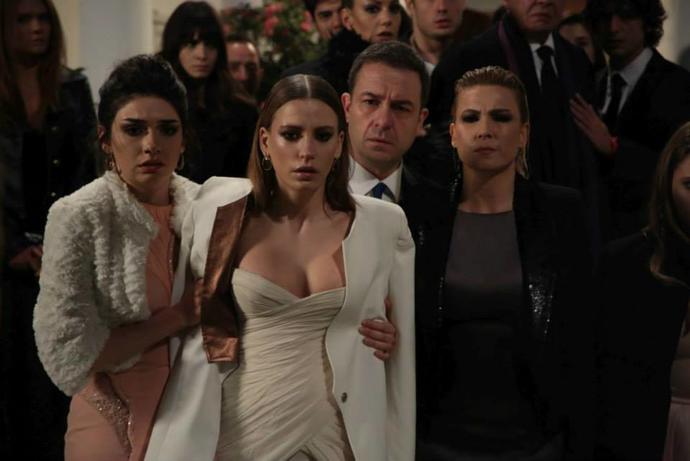 Serenay sarıkaya'nın göğüs estetik ameliyatını hangi doktor yaptı? Bilen var mı?