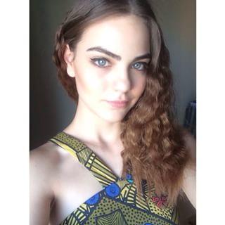 Bir aralar burada Cara Delevigneye benzer kız vardı nerde o?