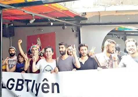 Etek Giyen pkk'lı Hevi LGBTİ'liler Meşruiyetlerini Hayvanlarla Öpüşerek Kutladılar! Gördünüz mü?