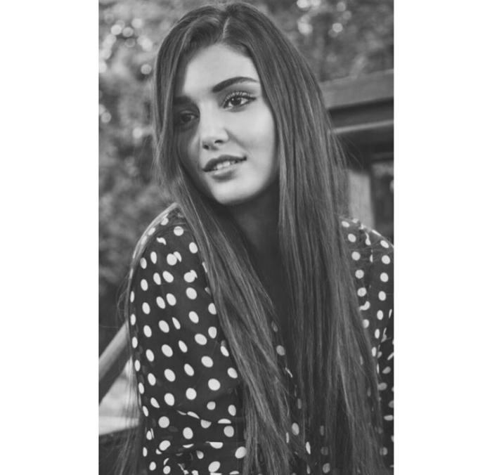 Hande Erçel yandan saç ayrımındaki kalkık inen saç nasıl yapılıyor??