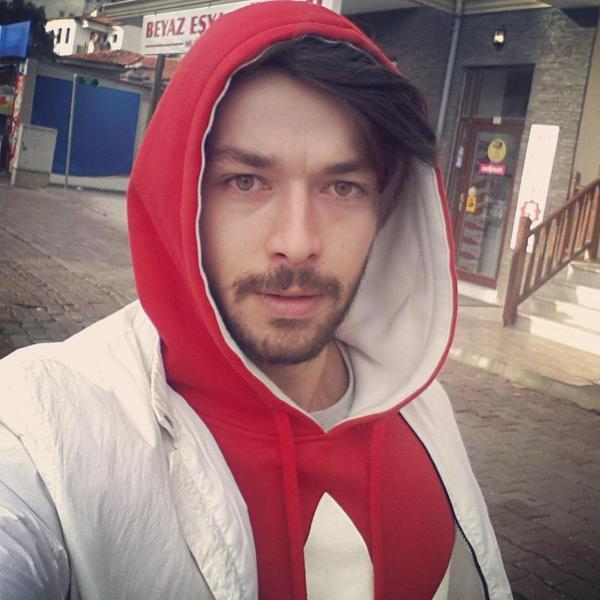 Hilmi Cem İntepe sizce de çok yakışıklı değil mi?