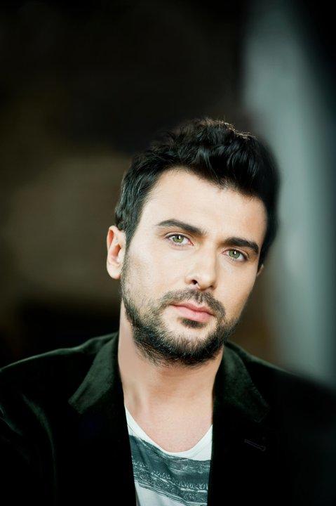 Kızlar, Gökhan tepe yakisikli bir adam mi sizce?