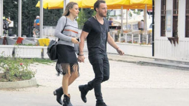 Serenay Sarıkaya'nın amacı nedir? Neden her dizide oynadığıyla çıkıyor?Bu insanları kullanıyor mu?