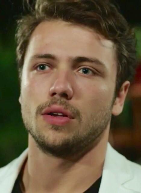 Güneşin kızlarında oynayan Tolga Sarıtaş'ın göz bebekleri neden hep anormal büyük? 👀 resimli?