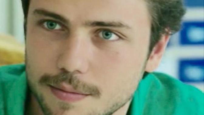 Güneşin kızlarında oynayan Tolga Sarıtaş'ın göz bebekleri neden hep anormal büyük? 👀 resimli?