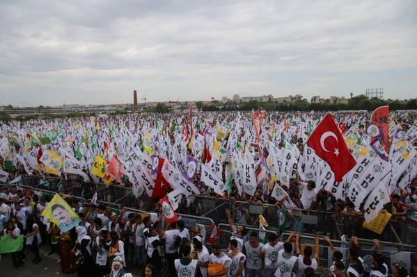 Türk bayrağını yere atanların HDP'ye hain, terörist demesi ne kadar inandırıcı?