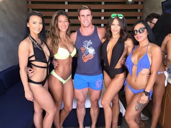 Calum Von Moger i beğenmemiş olan kızlar! Bu fotolara ne diyceksiniz? Calum armudun iyisini yerkene?