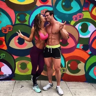 Calum Von Moger i beğenmemiş olan kızlar! Bu fotolara ne diyceksiniz?Calum armudun iyisini yerkene?