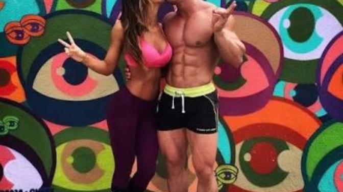 Calum Von Moger i beğenmemiş olan kızlar! Bu fotolara ne diyceksiniz? Calum armudun iyisini yerkene?
