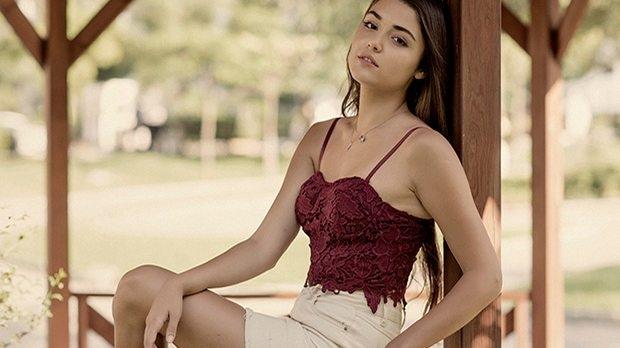 Arkadaşlar bu kız (Hande Erçel) güzel mi? Neden beğeniyorsunuz ya da beğenmiyorsunuz?