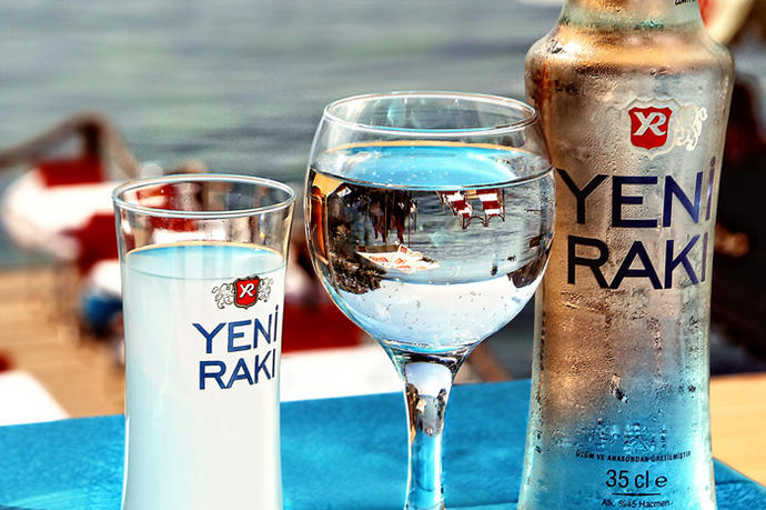 Şarap Gibi Kadın Olabilirsiniz , Ama Biz Rakı Seviyoruz ;) ?