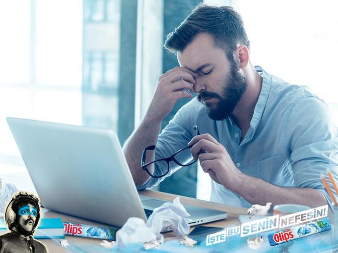 Olipsin reklamına bakar mısınız, biz burada Olipse mi odaklanalım, yoksa adama mı?