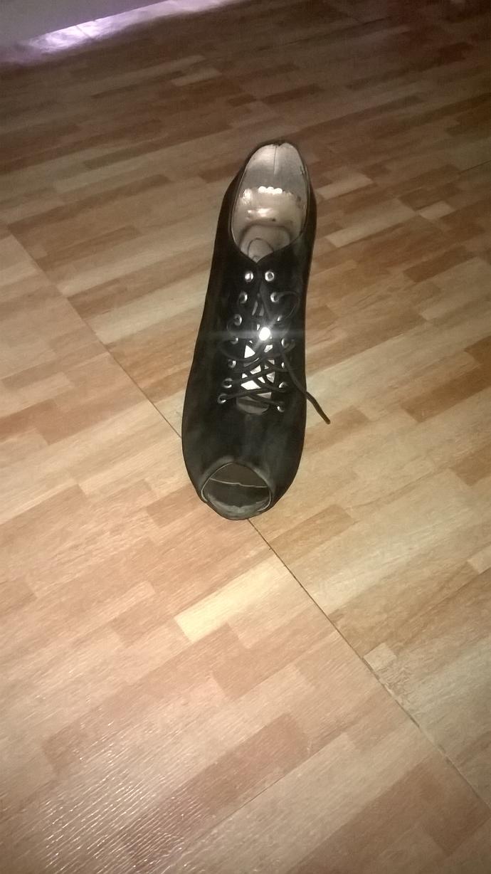 Bu ayakkabinin altina çorap olur mu?