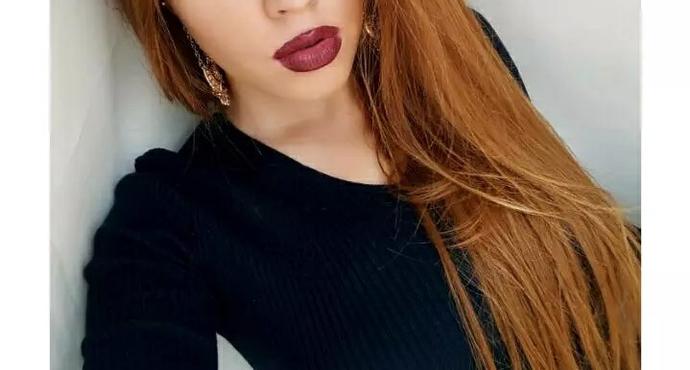 Ya bu kız ruju neden böyle sürüyo? Komik göründüğü apaçık ortada?