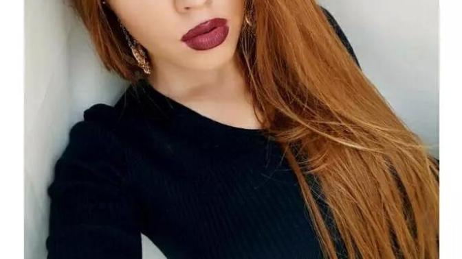 Ya bu kız ruju neden böyle sürüyo? Komik göründüğü apaçık ortada?