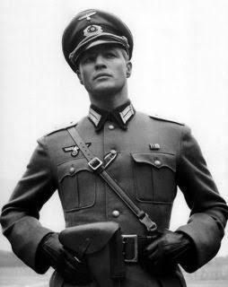 Nazi askeri kıyafetleri sizede karizma değil mi?
