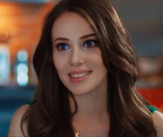 Elçin sangu çook güzel değilmi?