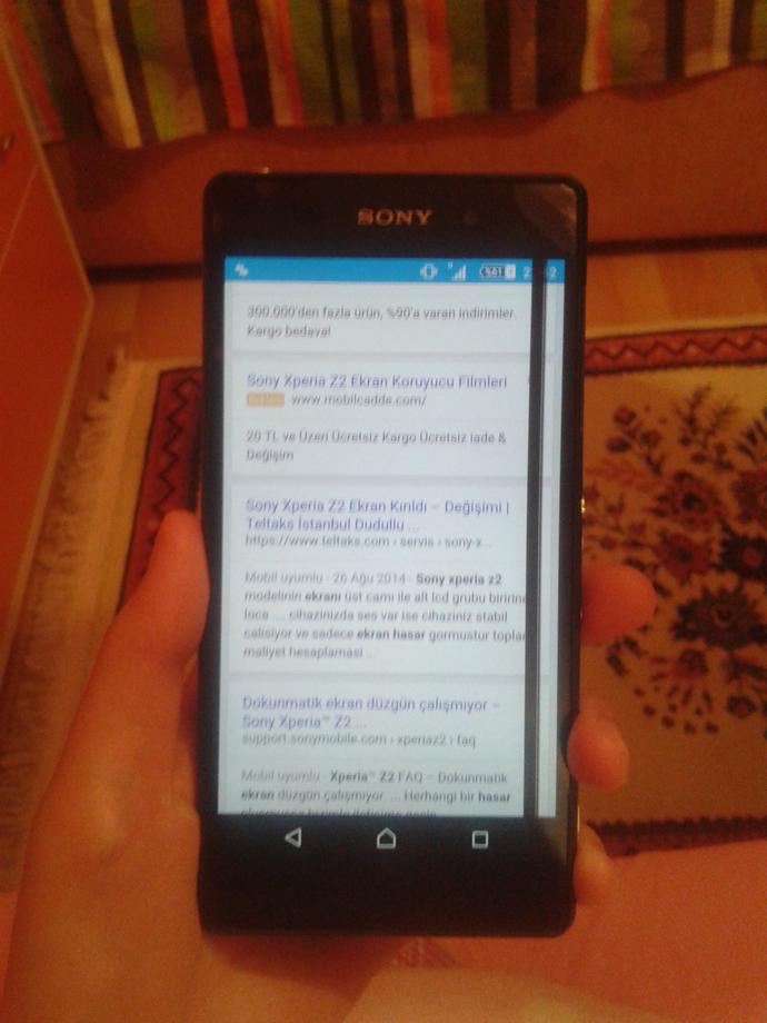 Kardeşimin sony Xperia z2 telefonu elinden düşmüş ve ekranda garip bir çizgi var anlayan var mı????