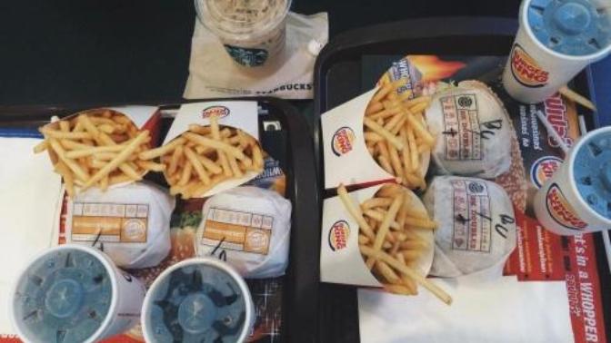 "Fast food" markalarına alerjisi olan kaç kişiyiz?
