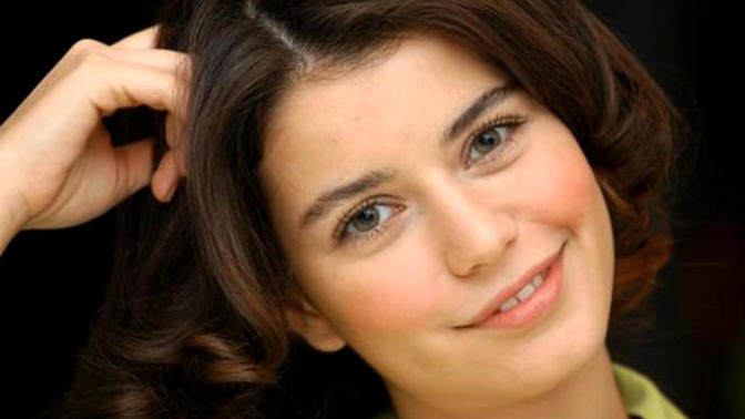Beren Saat'in çocuksu bir yüzü var öyle değil mi?