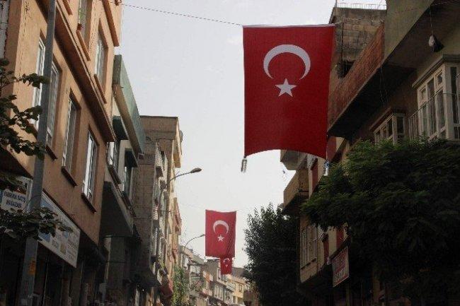 Sokakta araba ile giderken arabanın üstüne sokağa asılan büyük bayrak düşse ne yaparsınız?