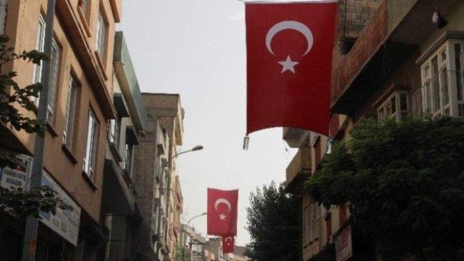 Sokakta araba ile giderken arabanın üstüne sokağa asılan büyük bayrak düşse ne yaparsınız?