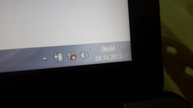 Bilgisayarımda wifi yerinde bilgisayar resmi gibi bir işaret ve kırmızı çarpı var ne yapmalıyım?