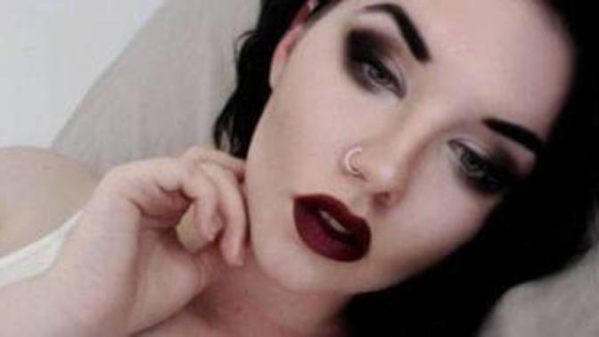 Halka burun piercingi mi? Nokta küçük elmas şeklinde burun piercingimi?