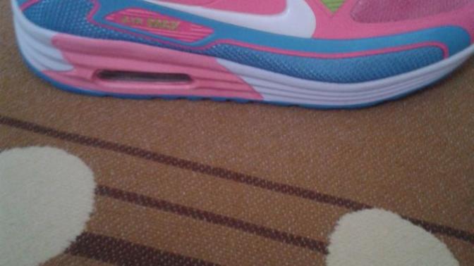 Nike air max ayakkabi aldim fotograf asagida orjinal mi?