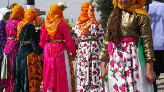 Bu yöresel kıyafetler hangi yöreye ve kültüre ait olabilir?