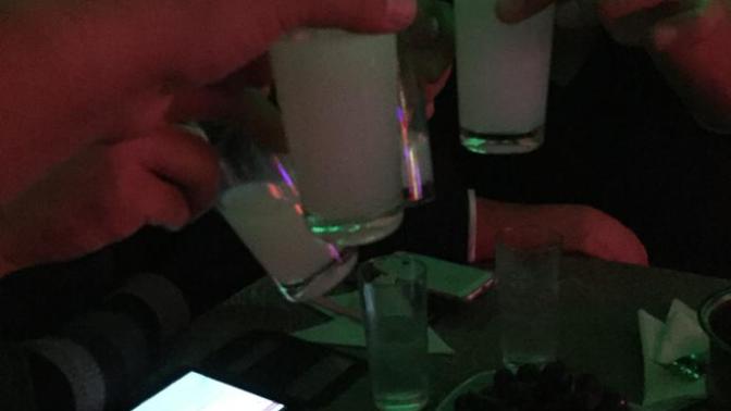 Sizce kadeh tokuşturmak ne Anlama geliyor SEBASTİANA sevgiler?