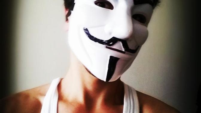 Vendetta mask hangi foto daha iyi?