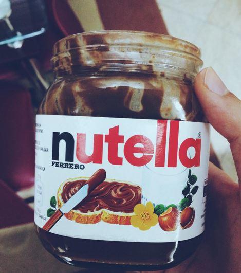 yine kavanozun dibini gördüm , nutella'ya karşı neden bu kadar savunmasızım ben?
