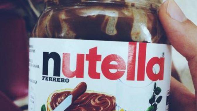 Yine kavanozun dibini gördüm , nutella'ya karşı neden bu kadar savunmasızım ben?
