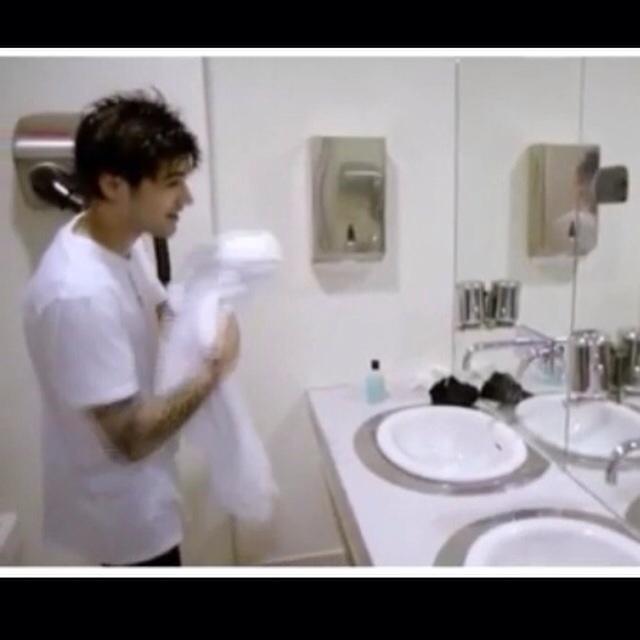 Zayn malik bu resimde hangi şampuanı kullanıyor?