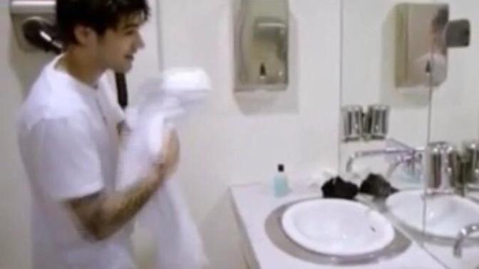 Zayn malik bu resimde hangi şampuanı kullanıyor?