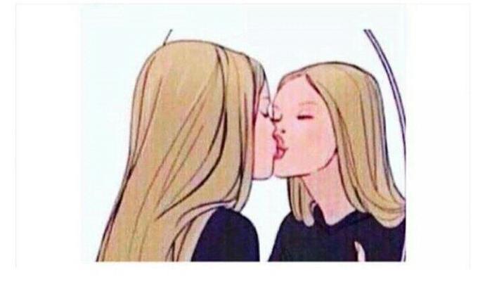 Hiç aynada kendinizi öptünüz mü 👩👩💄💄💋💋👩👩💄💄💋💋?