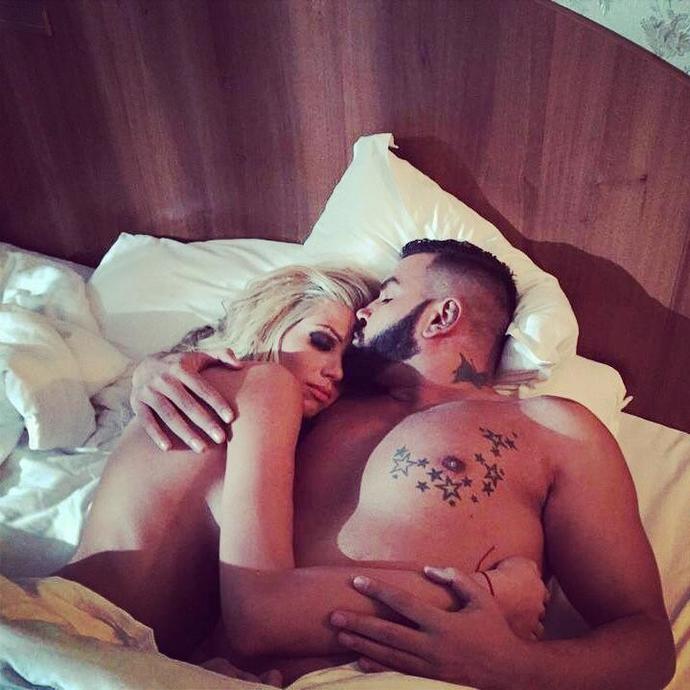 SEKSİ BİR ERKEK AZİS SANA HAYRANIM ?