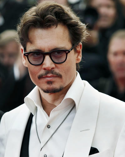 JOHNNY DEPP:FİLMLERDE OYNADIĞIM TÜM KARAKTERLER EŞCİNSEL MİŞ ?